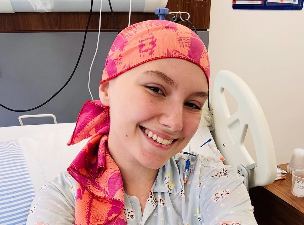 Quem era a influenciadora Isabel Veloso, que morreu aos 19 anos após luta contra o câncer