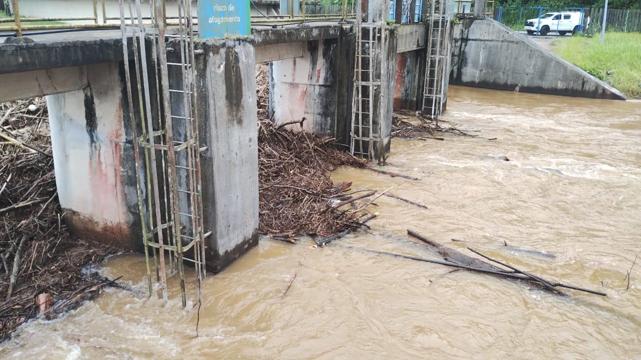 Temporal obstrui captação e prejudica abastecimento de água no litoral de SP, diz Sabesp