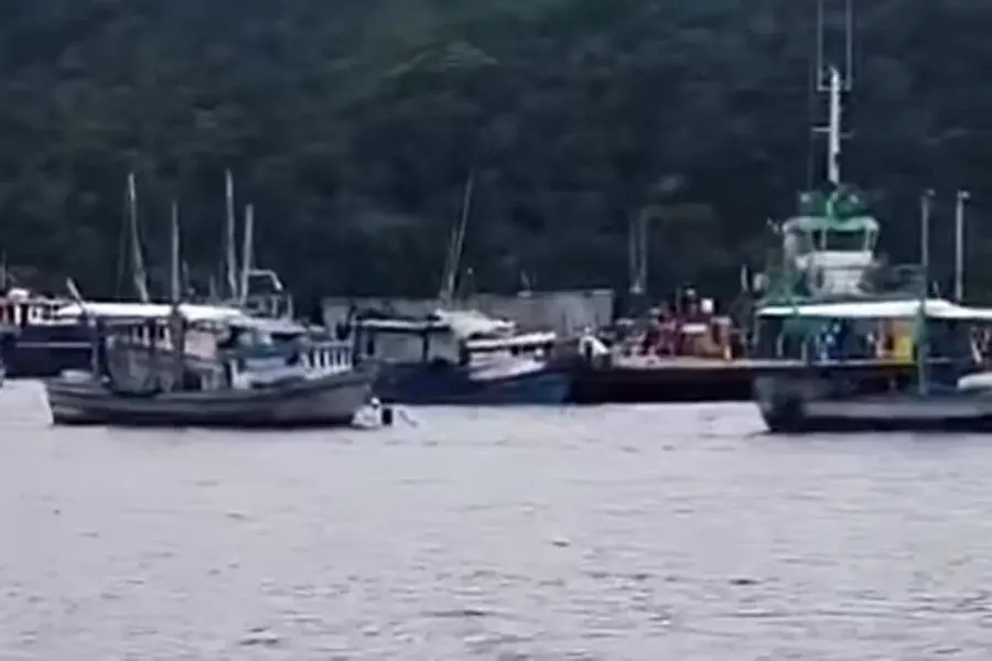 Balsa atinge embarcações na travessia entre Guarujá e Bertioga
