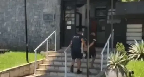 Bandido ataca turista com criança no colo para roubar corrente em Guarujá