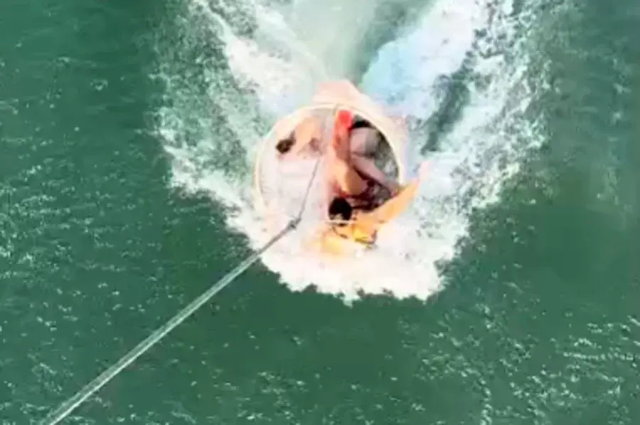 Banhistas são salvos após serem arrastados por corrente de retorno em praia de Guarujá; VÍDEO