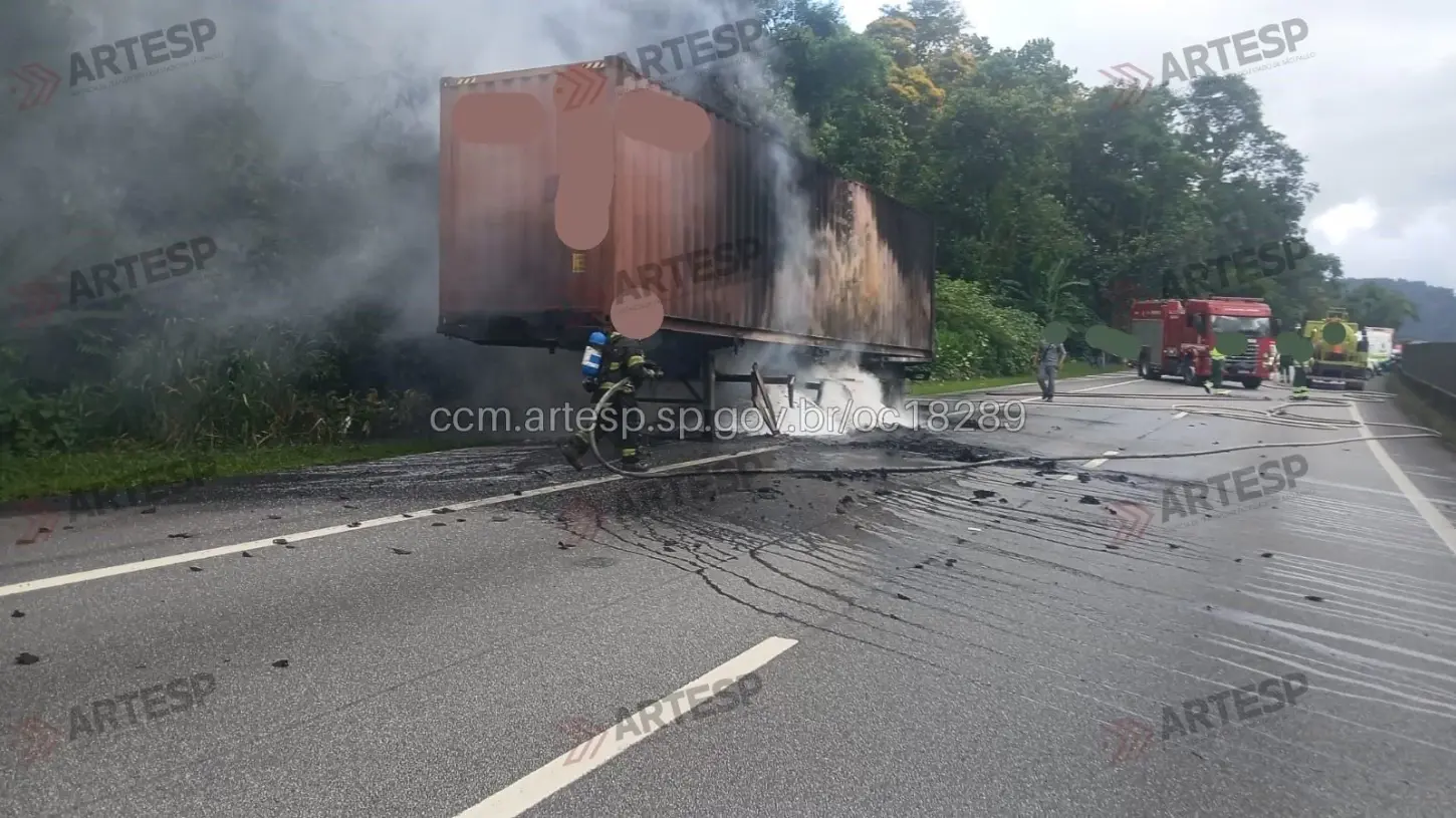 Carreta com sucata de plástico pega fogo e interdita Rodovia Cônego Domênico Rangoni; VÍDEO