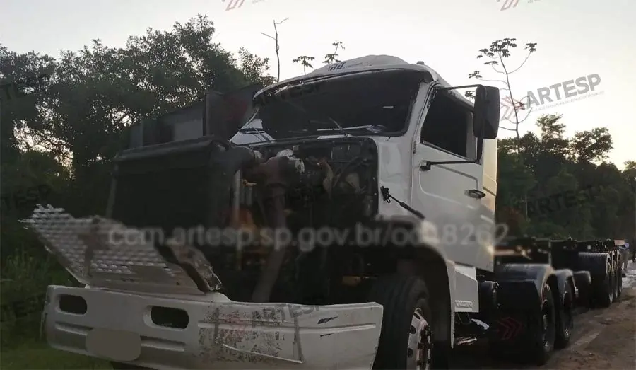 Carreta tomba após evitar colisão e derrama óleo vegetal em rodovia de Santos