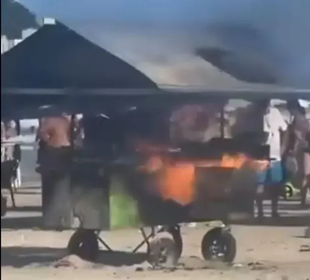 Carrinho de coco e milho pega fogo na Enseada, em Guarujá; VÍDEO