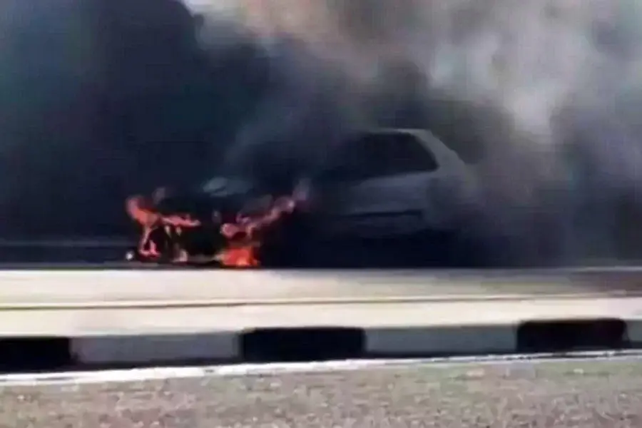 Carro fica destruído após pegar fogo em avenida movimentada de Santos