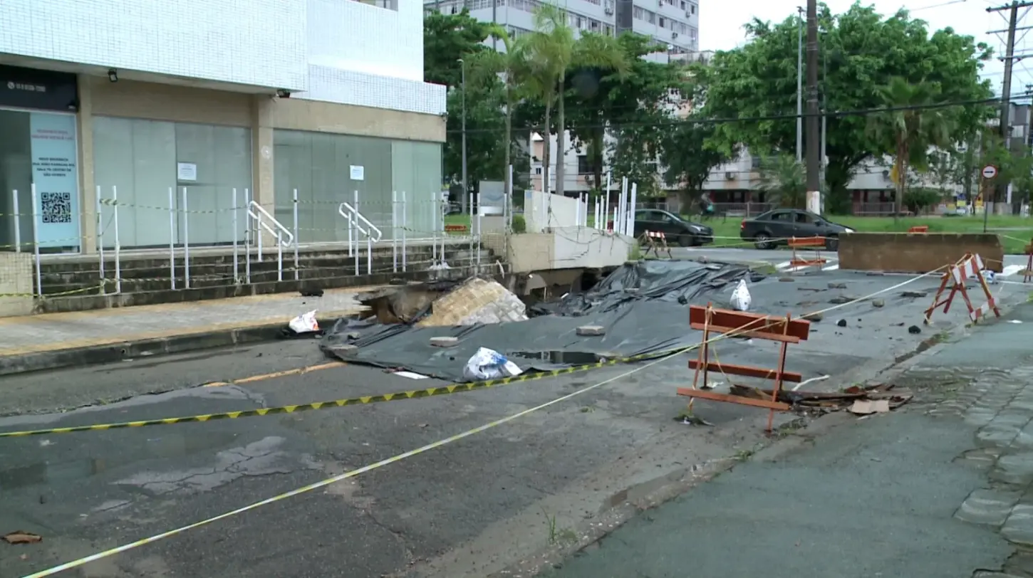 Cratera reaberta há quase um mês mantém via interditada e expõe drama de moradores em São Vicente