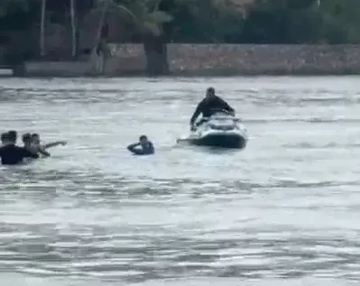 Criminoso rouba correntinha no calçadão, foge para o mar e termina preso em Guarujá; VÍDEO