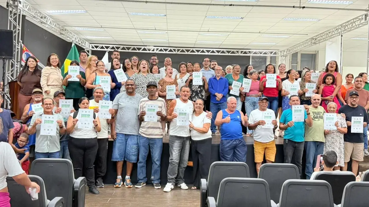 Cubatão entrega 66 escrituras a moradores após décadas de espera
