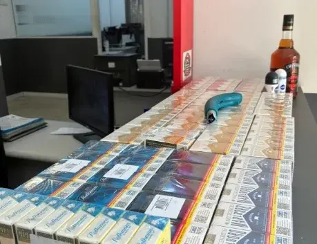 Dupla é presa após roubar R$ 1,9 mil em cigarros de loja de conveniência em Santos