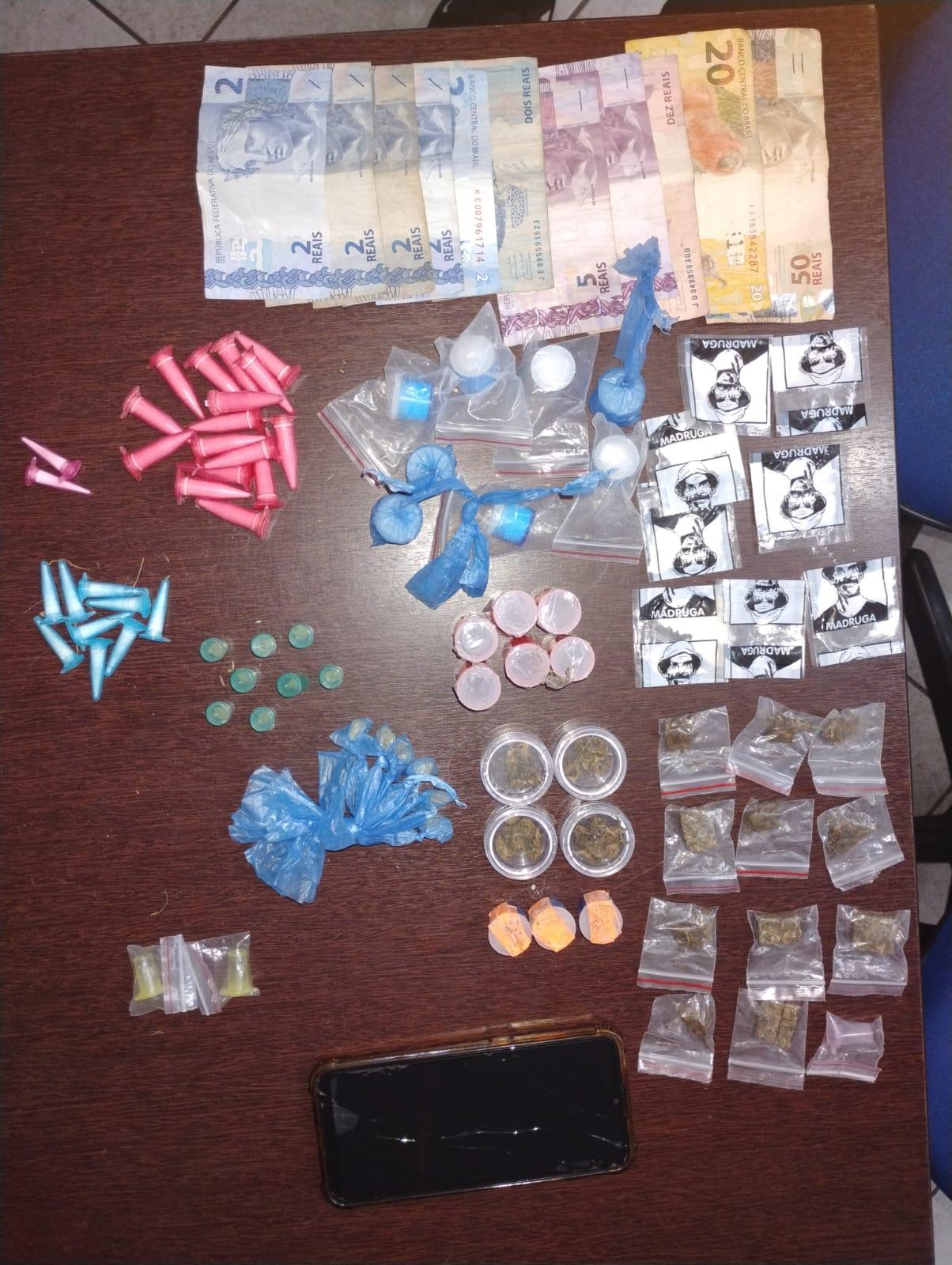 Dupla é presa com drogas prontas para serem comercializadas em Peruíbe