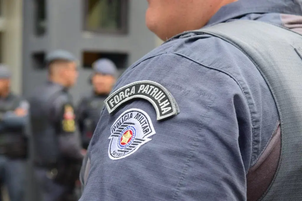 Dupla em carro roubado morre após perseguição e confronto com policiais em Peruíbe