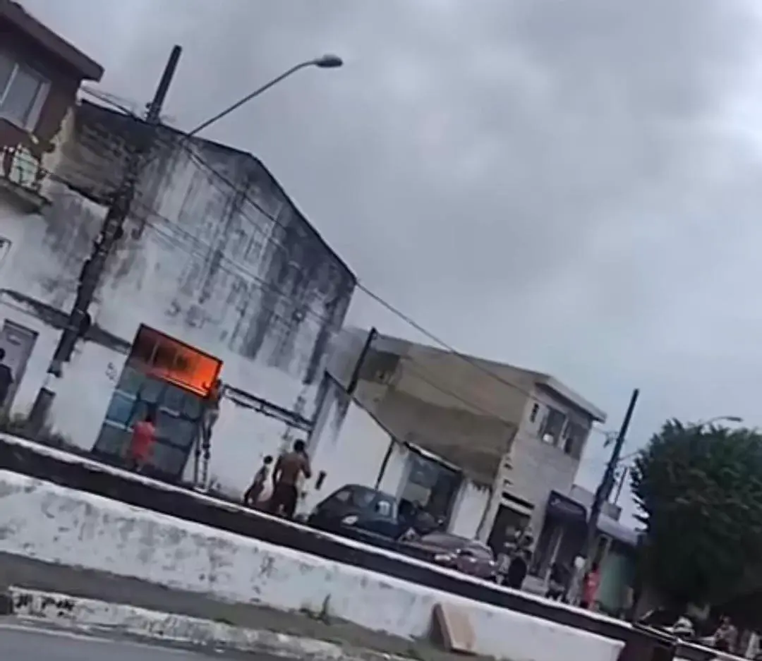Fogo atinge tanque de parafina em fábrica de velas em São Vicente