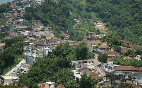 Homem é morto a tiros após apontar arma para PMs no Morro do São Bento, em Santos