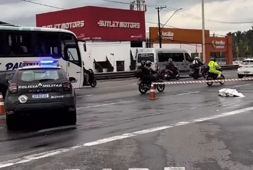 Homem morre atropelado após pular guard-rail em avenida de Praia Grande