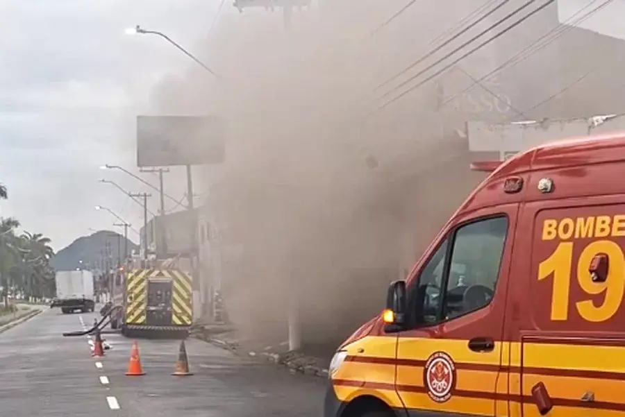 Incêndio atinge galpão em Praia Grande; fogo foi extinto após cinco horas pelos bombeiros; VÍDEO