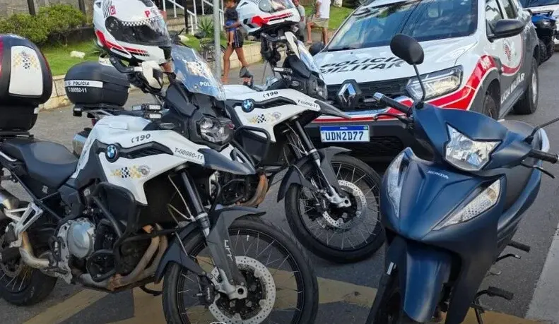 Manobra brusca durante blitz leva PM a recuperar moto furtada em Guarujá