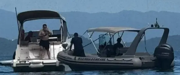 Marinha e Exército realizam operação para coibir embarcações em área militar em Guarujá