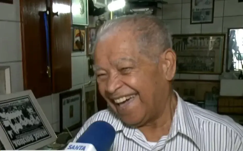 Morre Didi, barbeiro que criou o topete de Pelé, aos 87 anos
