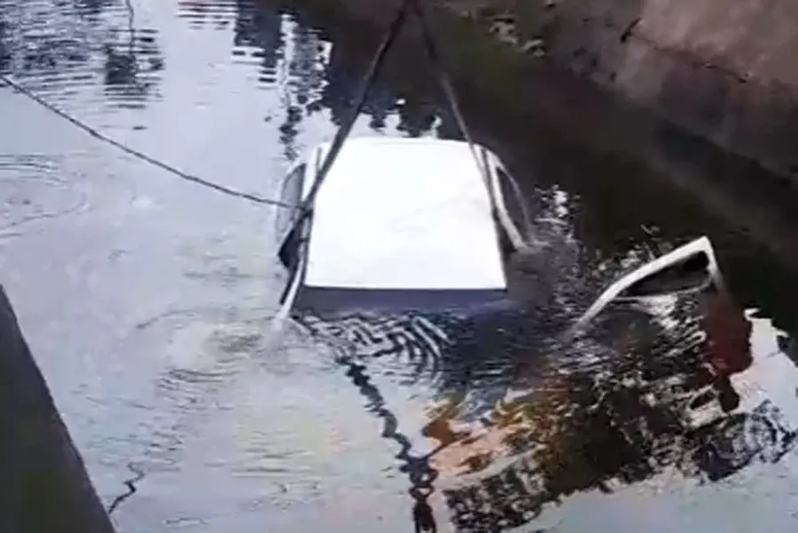 Motorista perde controle da direção e carro cai dentro de canal em Praia Grande; VÍDEOS