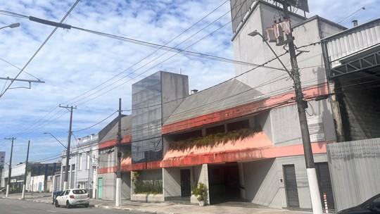 Mulher é achada morta e homem enforcado em quarto de motel em Santos; polícia apura o crime