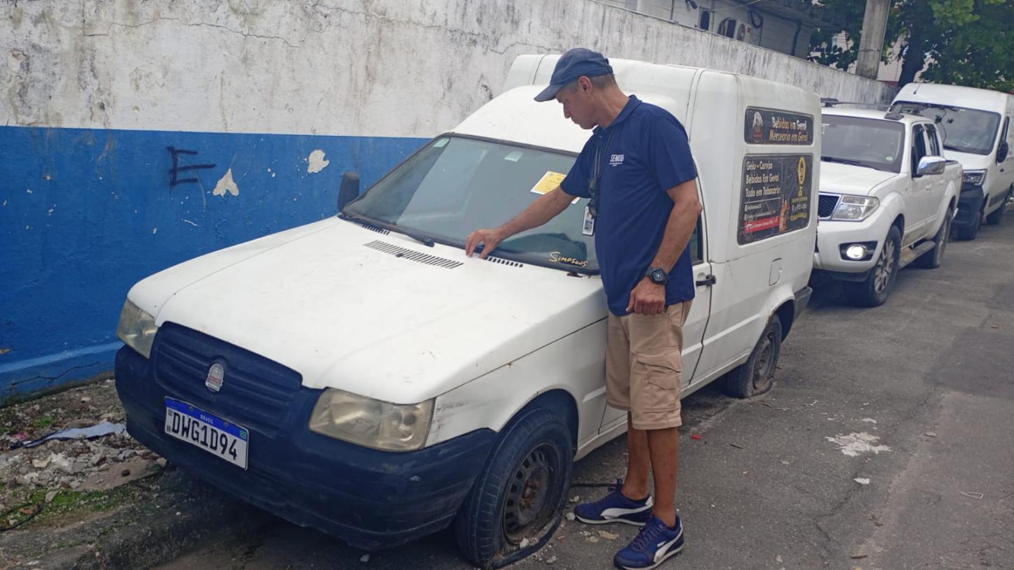 Operação Via Livre remove 18 veículos abandonados em diversos bairros de Guarujá
