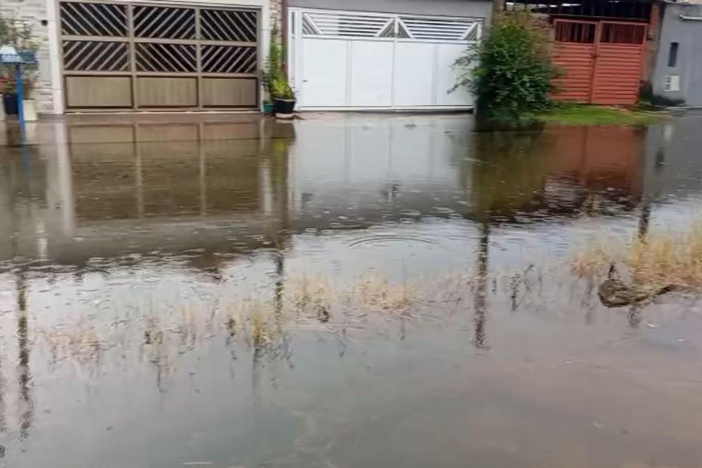 Alagamento na Rua João Pereira da Silva, em Mongaguá — Foto: Roberto Matheus
