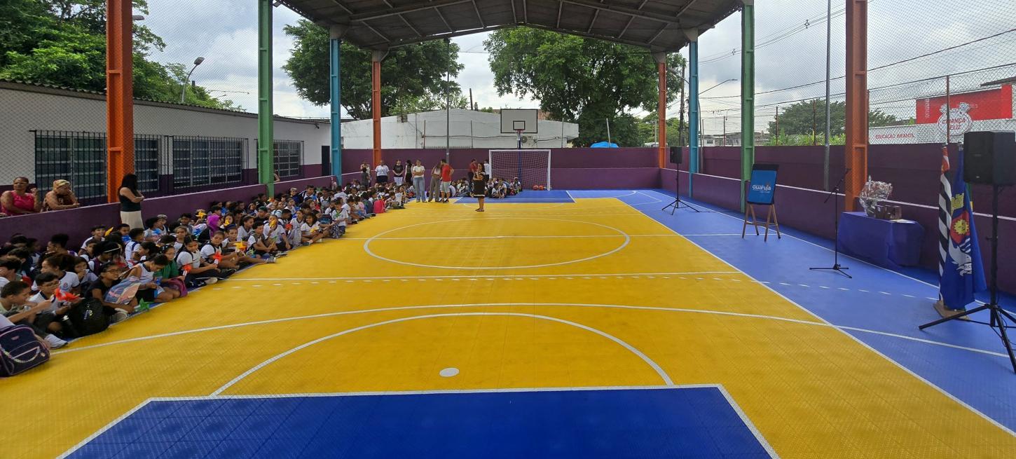 Prefeitura entrega reforma da quadra esportiva da Escola Angelina Daige