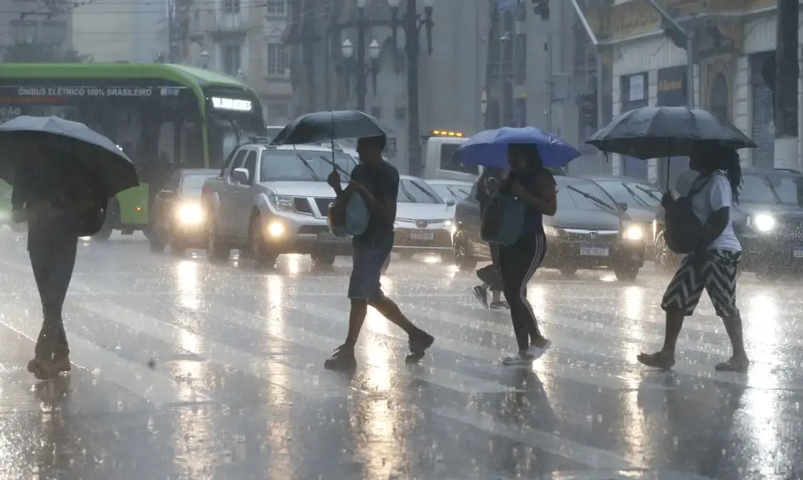 Quarta-Feira de Cinzas tem alerta laranja para tempestade em SP
