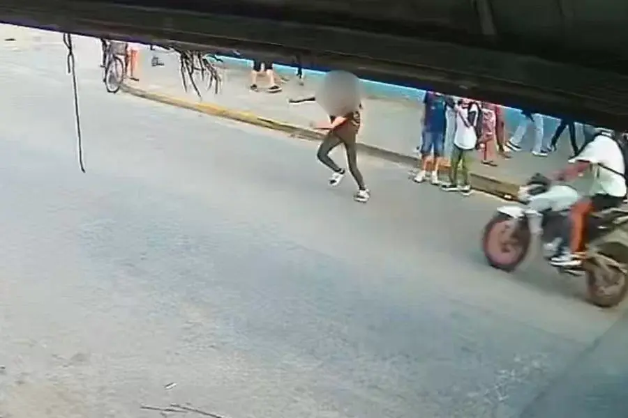 Adolescente é atropelada por moto na saída da escola em Itanhaém; VÍDEO