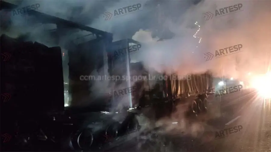 Carreta é tomada por chamas na Anchieta após falha mecânica em Cubatão