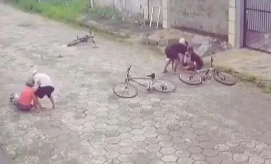 Casal de idosos é agredido e assaltado por grupo de criminosos em Peruíbe; VÍDEO