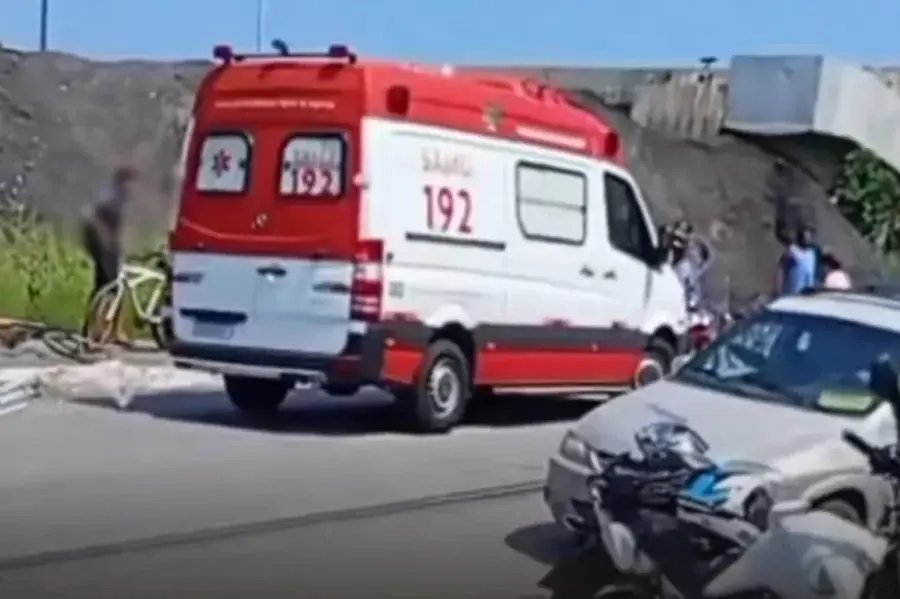 Condutor fica gravemente ferido após acidente envolvendo duas motos em Praia Grande