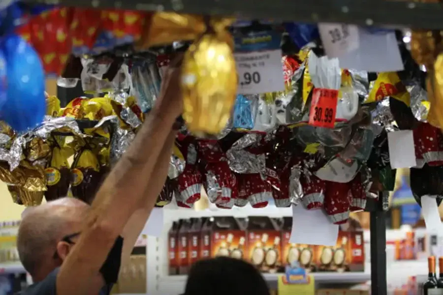 Consumidores da região apostam em bombons, barras de chocolate e ovos menores nesta Páscoa