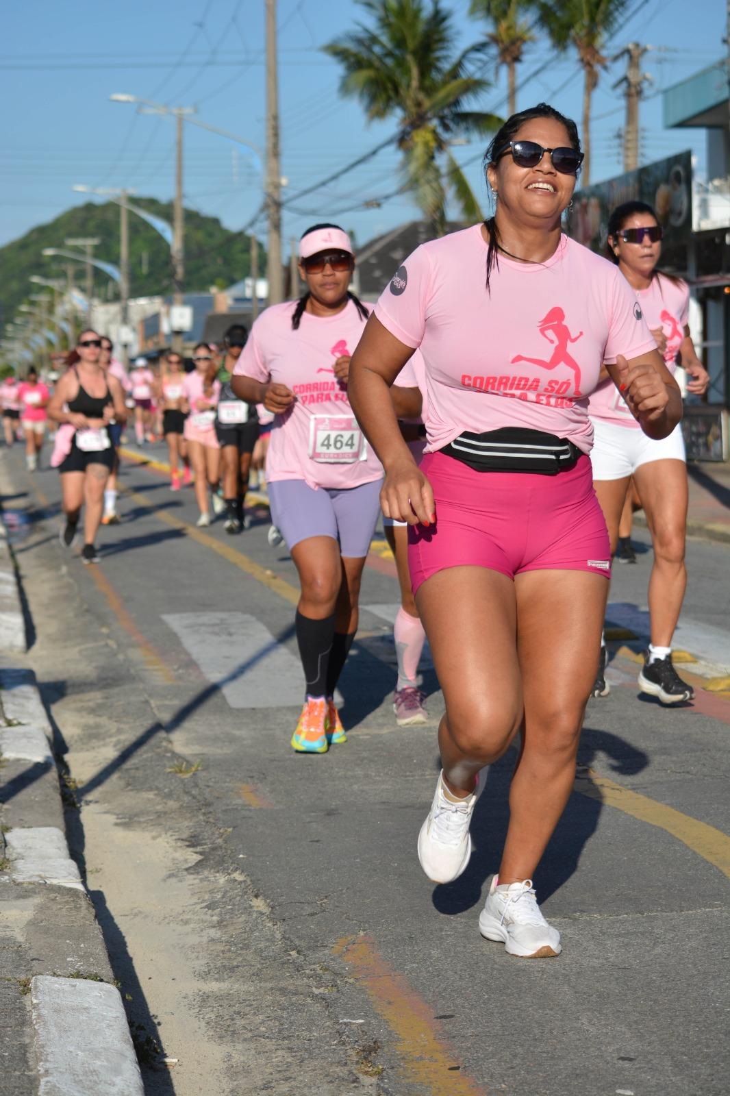 Corrida ‘Só para Elas 2026’ reúne 2.290 corredoras na Praia da Enseada no Dia da Mulher
