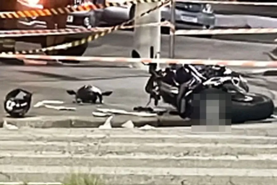Dois motociclistas ficam gravemente feridos após acidente na Vila Mathias, em Santos