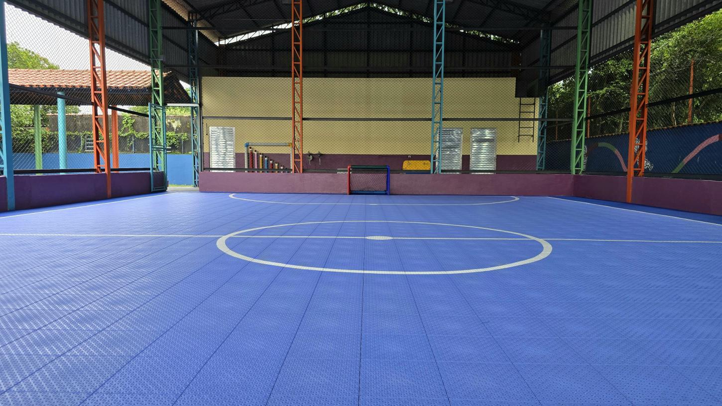 Escola Augusto Antunes Corrêa recebe nova quadra esportiva com tecnologia antiderrapante