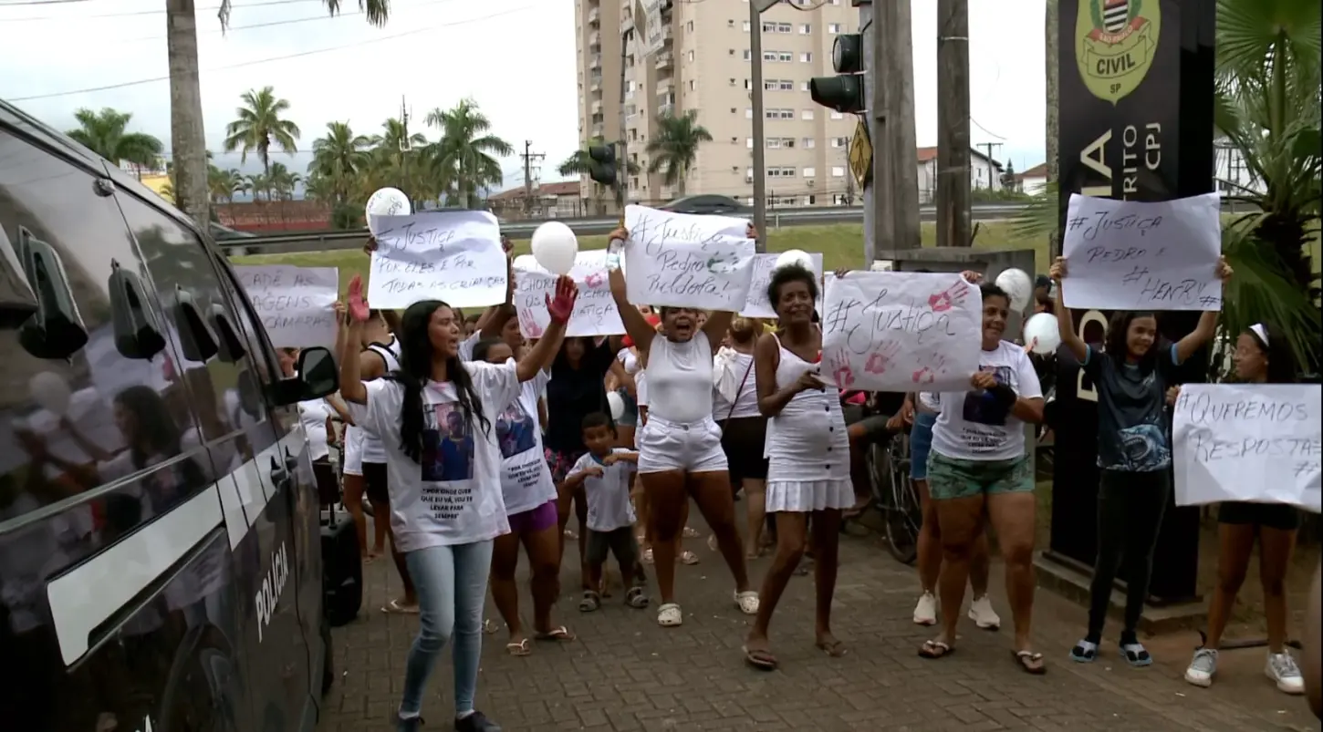 Família vai às ruas e contesta hipótese de asfixia na morte de primos encontrados em carro em PG