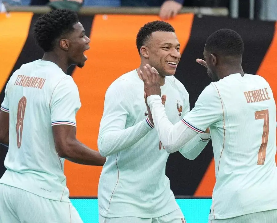 França vence com 10 e dá choque de realidade no Brasil a 76 dias da Copa