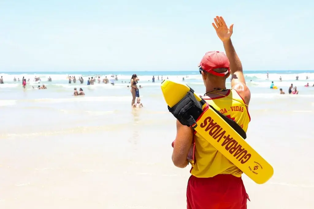 Guarda-vidas salvam 20 pessoas de afogamento em praias da Baixada Santista neste sábado