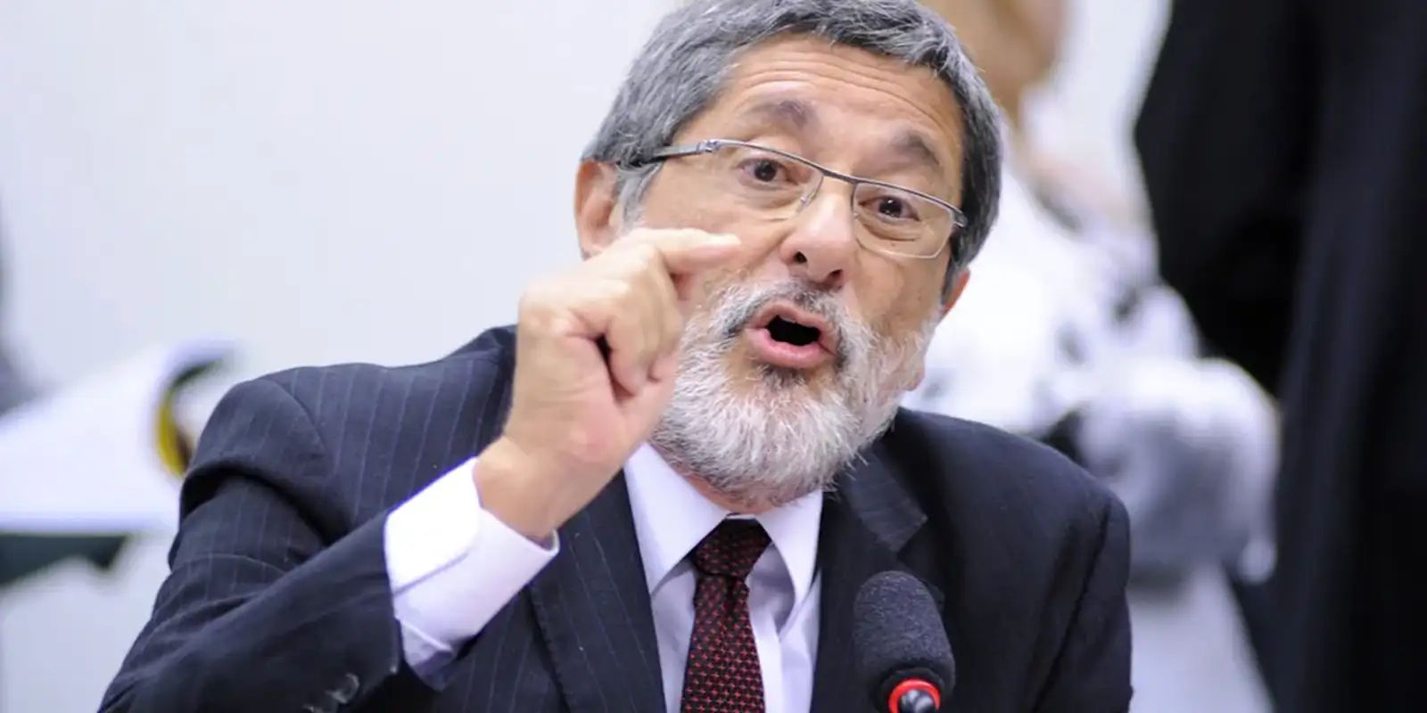 Ex-dirigente da Petrobras alerta para vulnerabilidade energética do Brasil em meio a conflitos