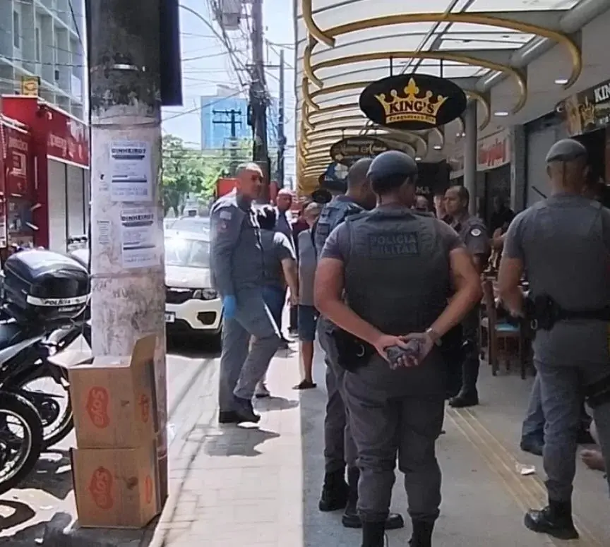 Homem é esfaqueado no pescoço ao parar em lanchonete em São Vicente