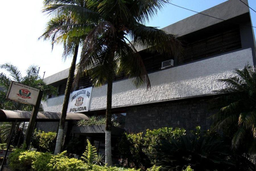 Homem é preso após agredir e ameaçar companheira em Guarujá; enteados foram atacados