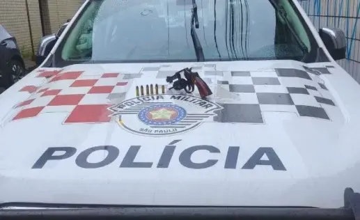 Homem é preso por violência doméstica com revólver de numeração raspada em São Vicente