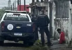 Homem pula muro de 2 metros após furtar casa e é contido em Itanhaém