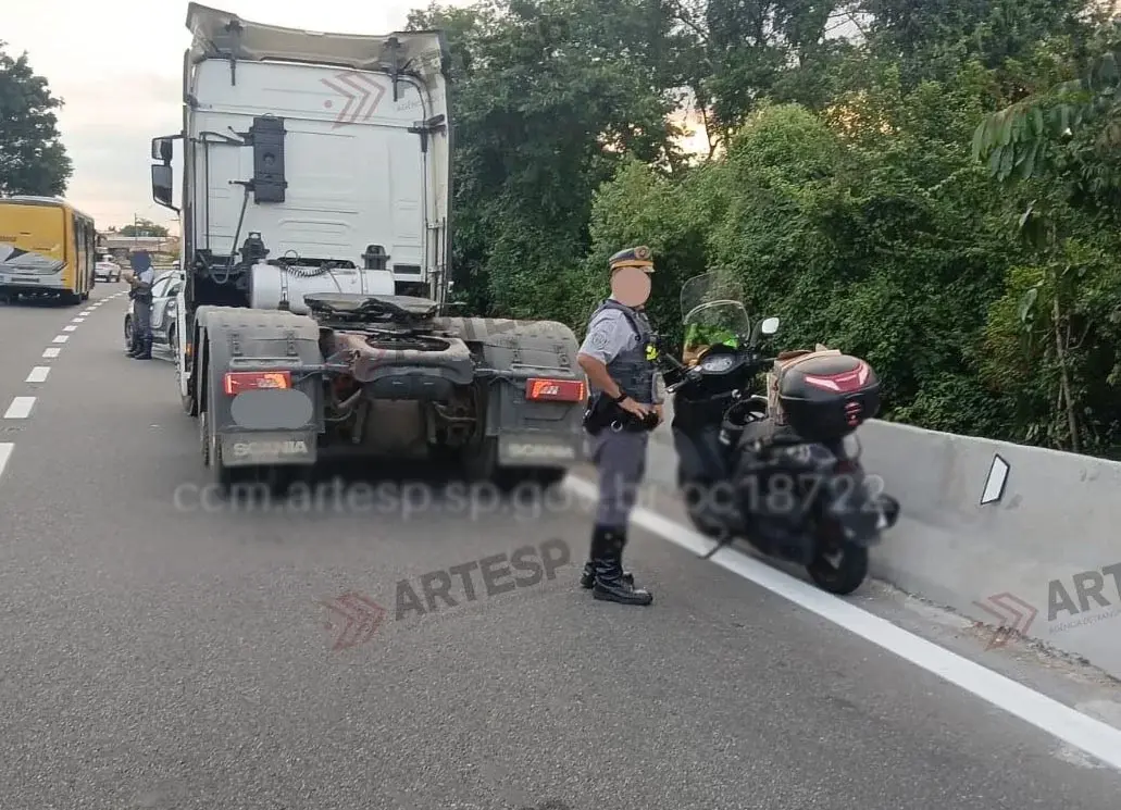 Motociclista morre após colisão com carreta em rodovia de Cubatão
