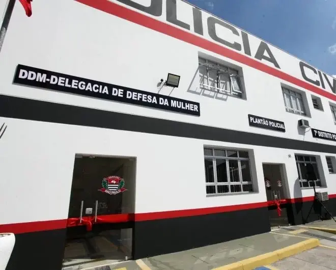 Mulher aciona botão SOS de aplicativo e ex é preso após tentar invadir prédio onde ela mora em Santos