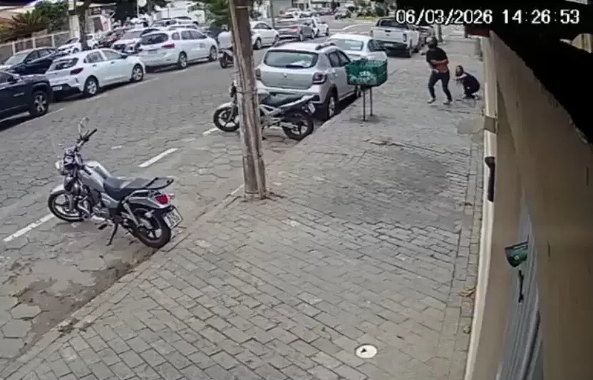 Mulher é derrubada durante assalto e tem celular roubado no Centro de Itanhaém; VÍDEO
