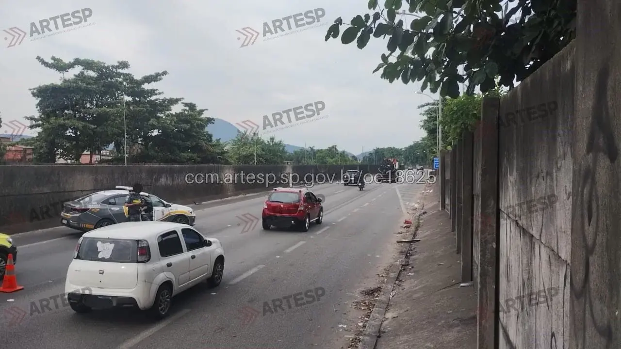 Mulher tenta atravessar rodovia, cai na pista e morre atropelada em São Vicente