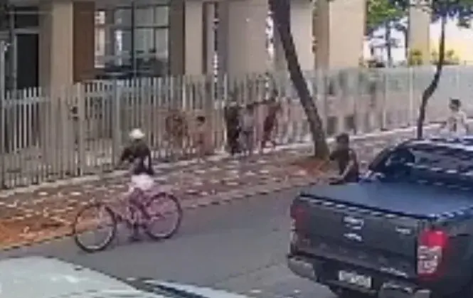 Mulheres com crianças são assaltadas por bando após saírem da praia em Guarujá; VÍDEO