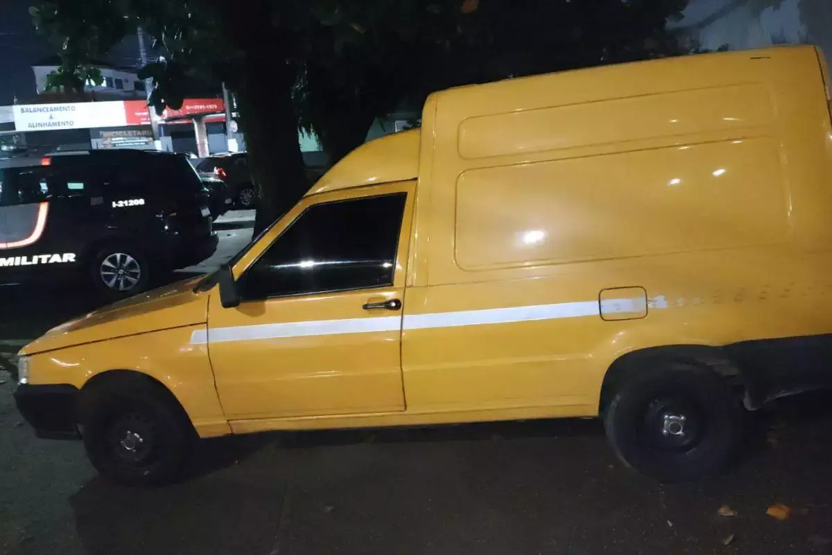 Criminosos roubaram uma Fiat Fiorino amarela na Avenida Guarujá, foram perseguidos pela polícia e fugiram pela área de mata da Rodovia Cônego Domênico Rangoni (Divulgação/21° BPM/I)